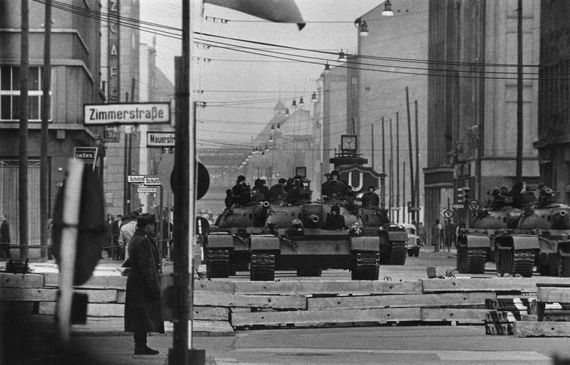 Танки приближаются к контрольно-пропускному пункту в Берлине, 1 января 1961 года.jpg